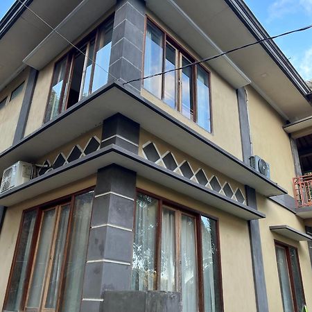 Oyo1793库塔圆环家庭旅馆 Kuta  外观 照片